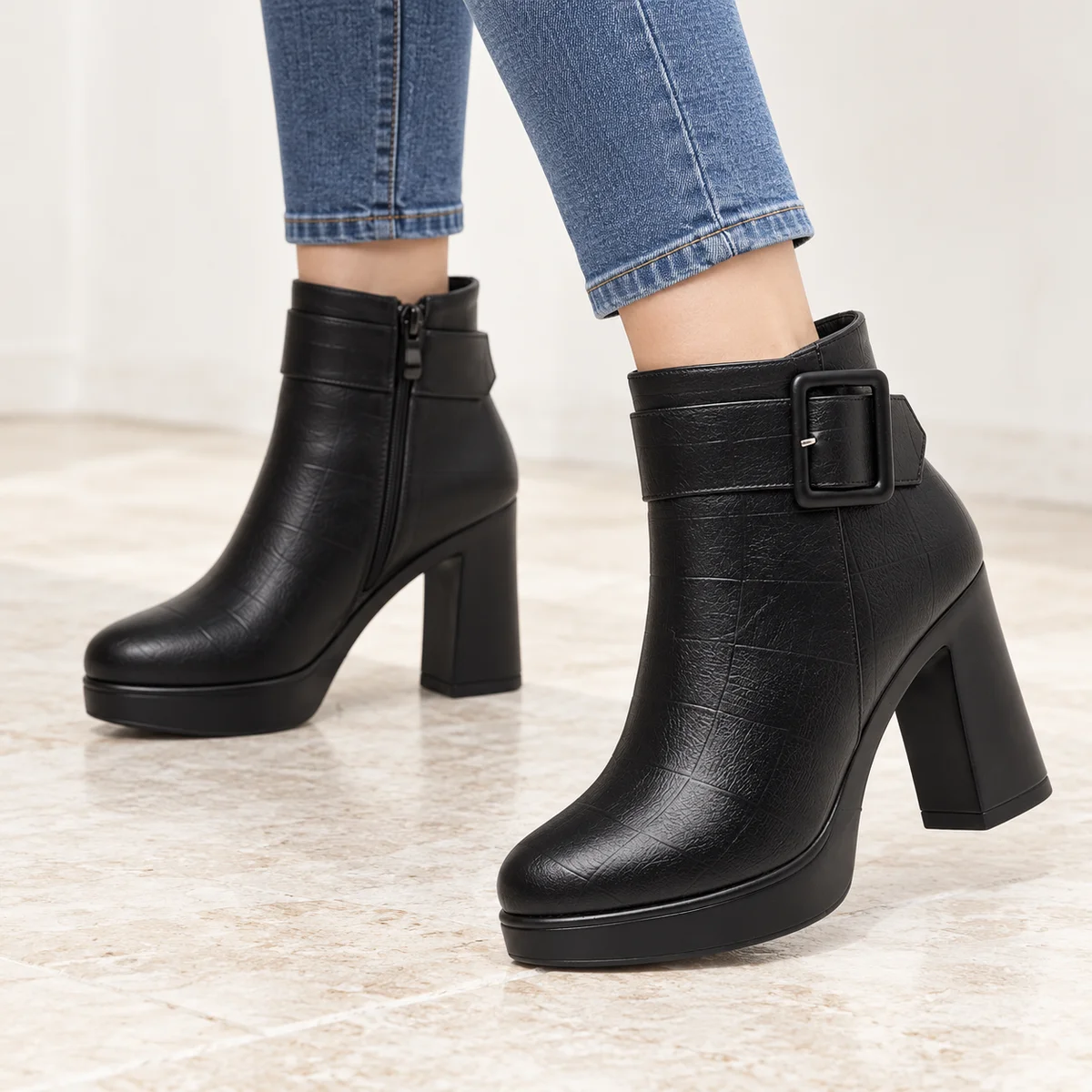 Vue de profil de bottines femme noires fourrées à boucle et talon carré confortables