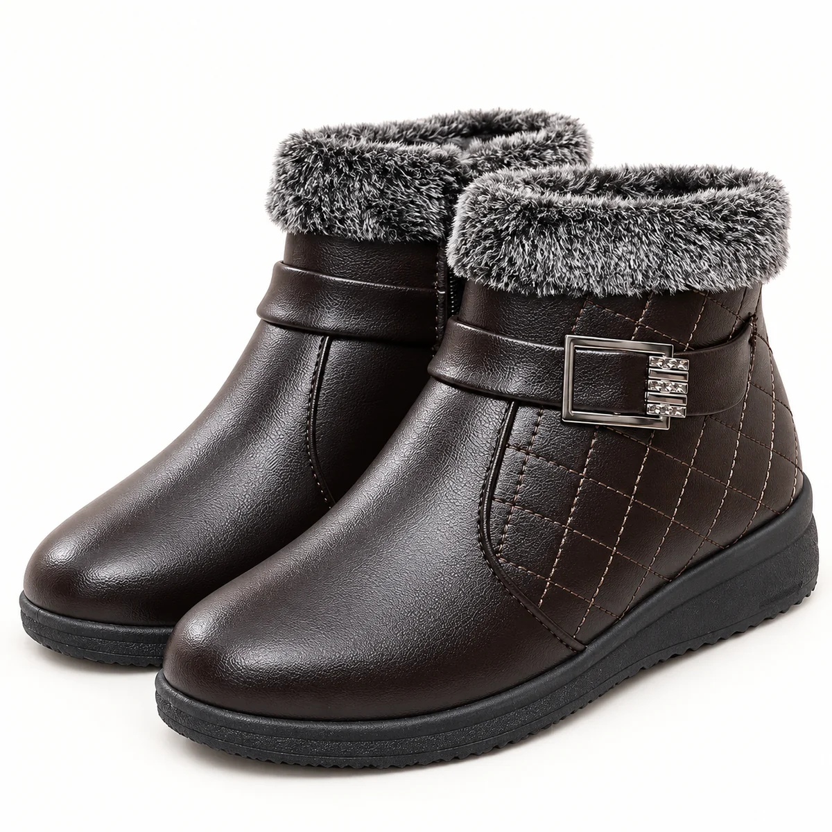 Vue rapprochée des bottines noires fourrées à boucle et zip pour femme
