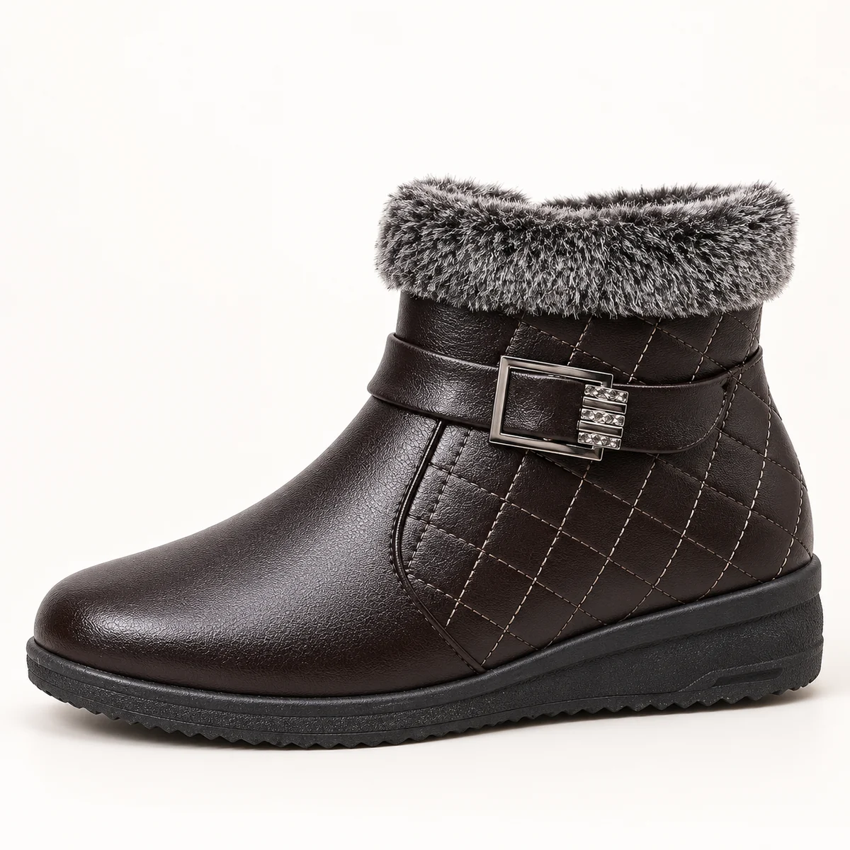 Point de vue des bottines femme noires fourrées avec boucle stylées
