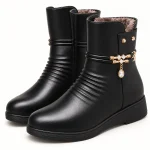 Bottines femme noires fourrées avec bride bijou et fermeture éclair élégante