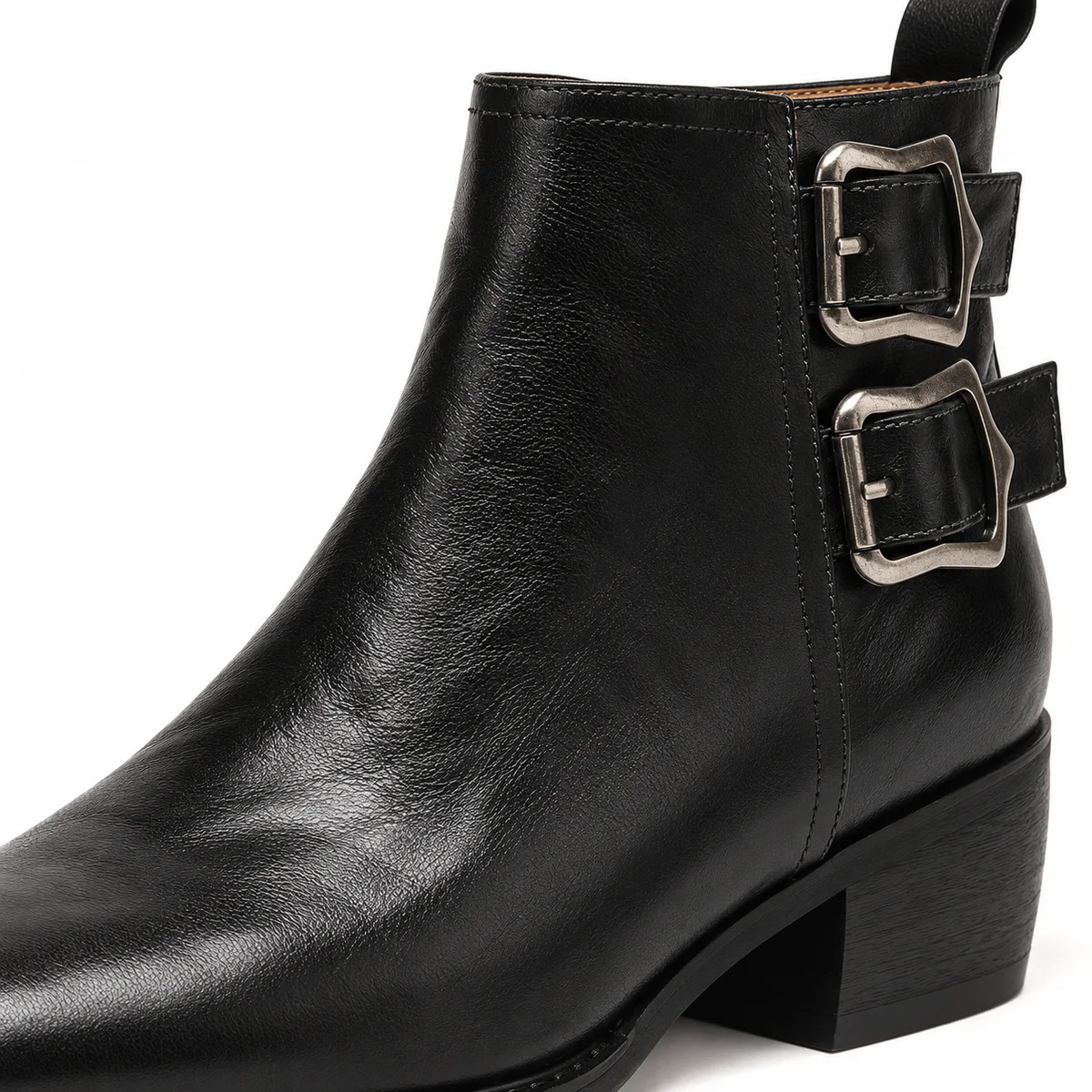 Mode hiver femme avec bottines noires fourrées et double boucle