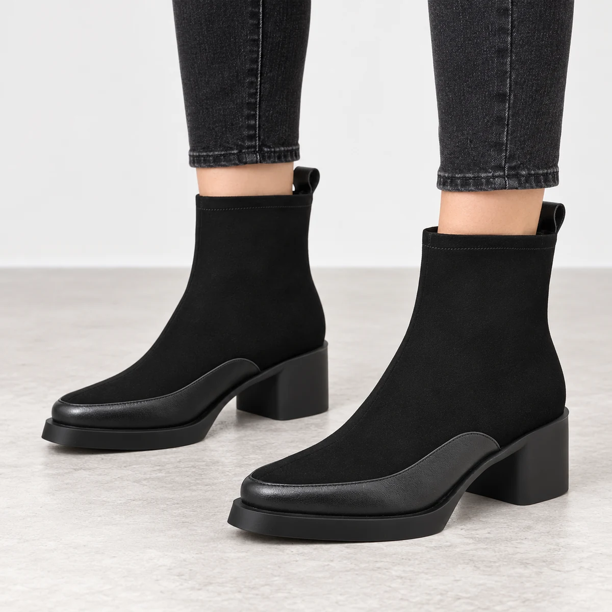 Bottines femme noires fourrées à empiècement lisse et talon carré — modèle porté