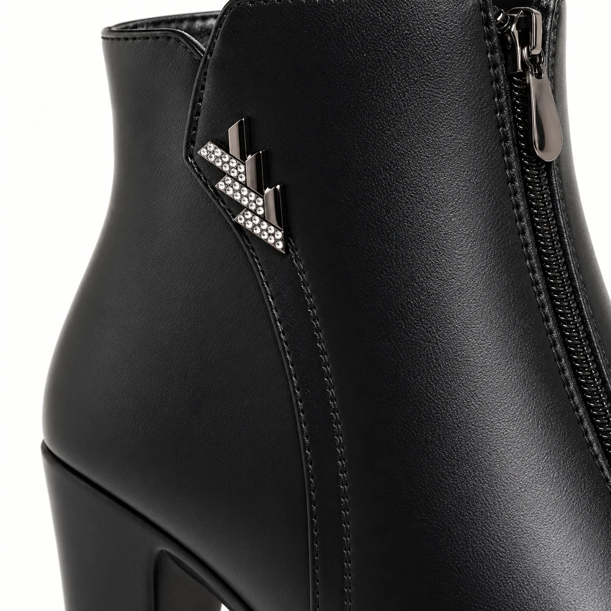 Vue rapprochée des bottines femme noires fourrées à haut talon carré confortables