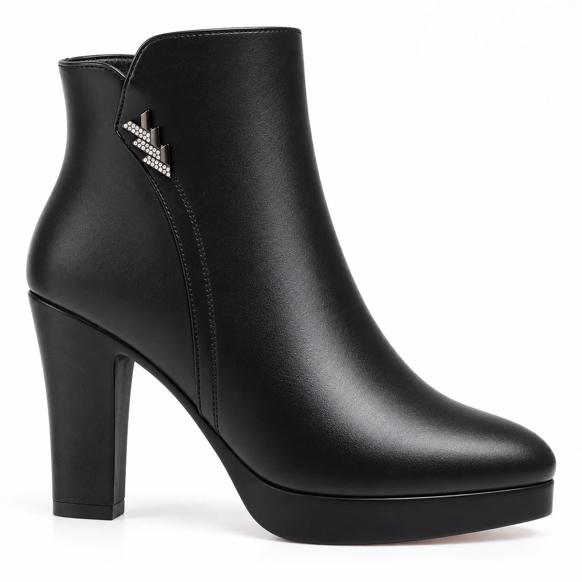 Détail des bottines noires fourrées à haut talon carré finition sophistiquée