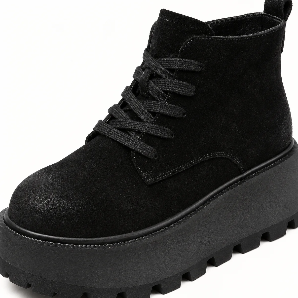 Mode hiver bottines noires femme avec plateforme crantée et lacets fourrés