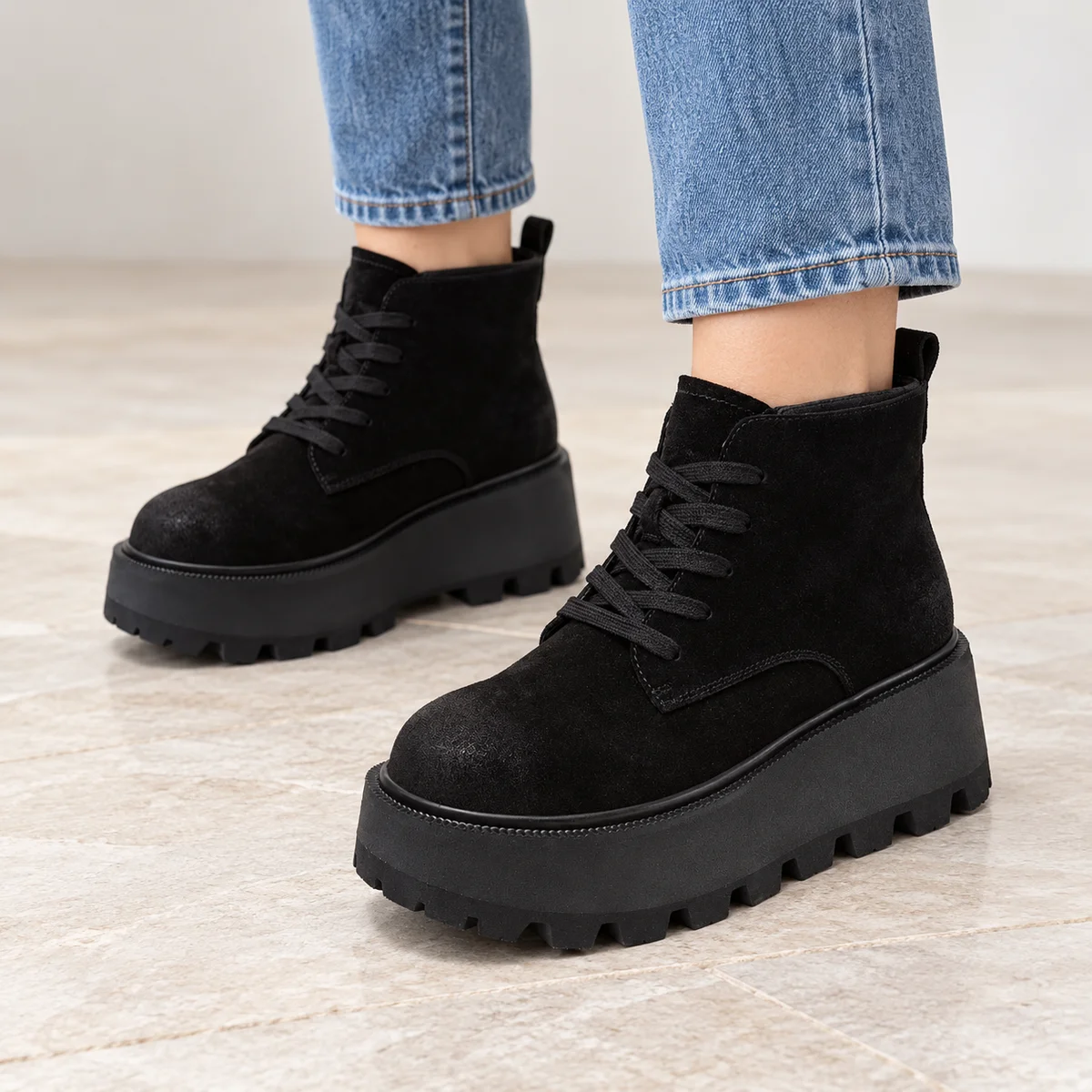 Chaussures femme noires à lacets avec semelle plateforme crantée pour hiver