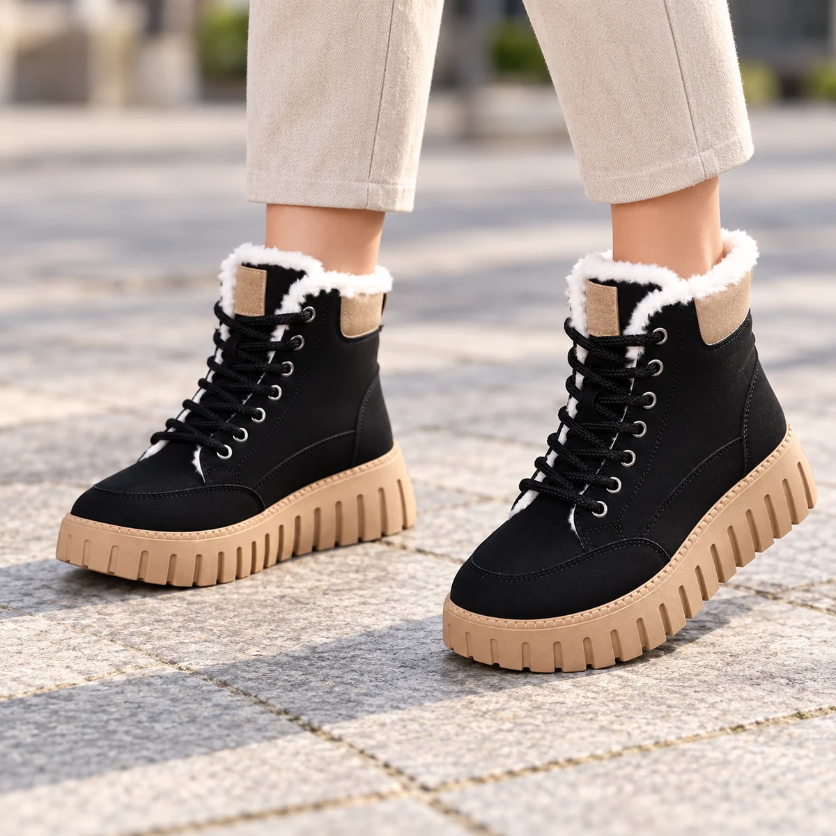 Chaussures femme noires fourrées à lacets avec semelle beige décontractées