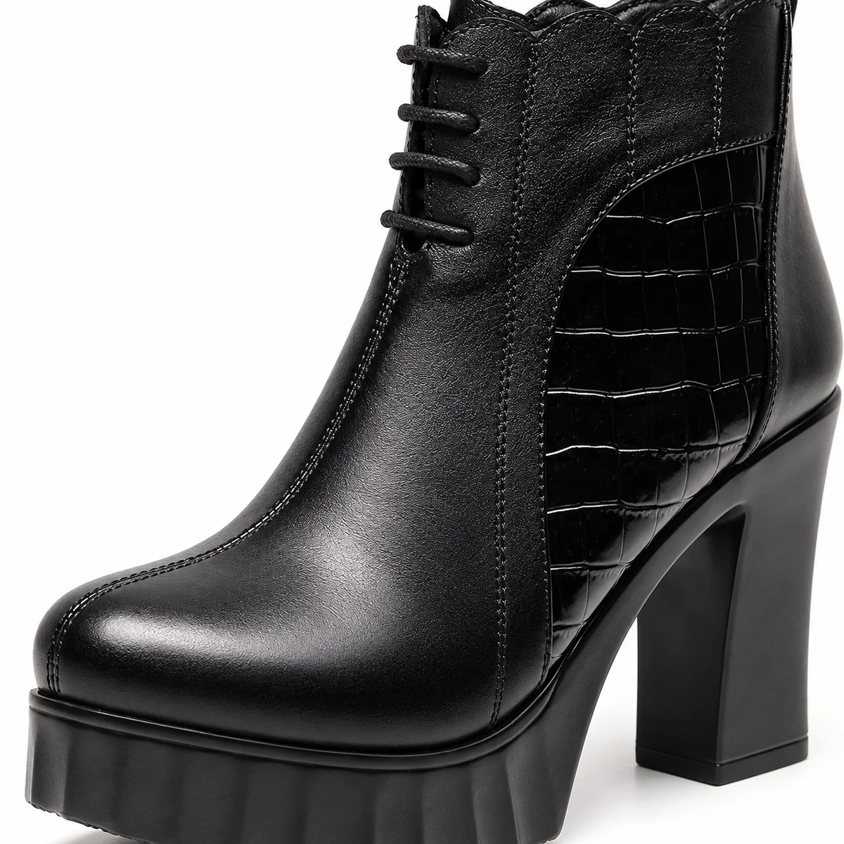 Vue rapprochée de bottines femme noires avec semelle crantée et intérieur fourré