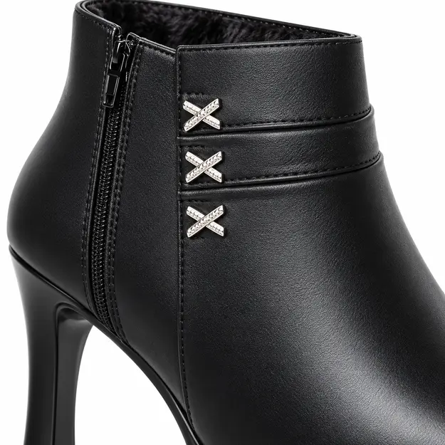 bottines femme noires fourrees a talon aiguille 9 cm detail de la plateforme et des ornements 45067