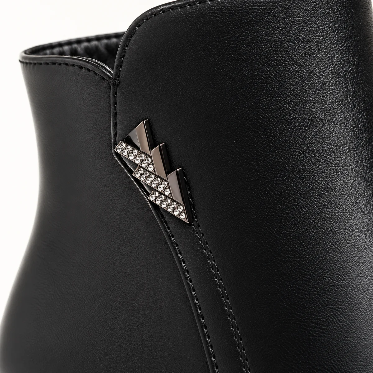 Chaussures femme bottines fourrées noires avec talon large tendance
