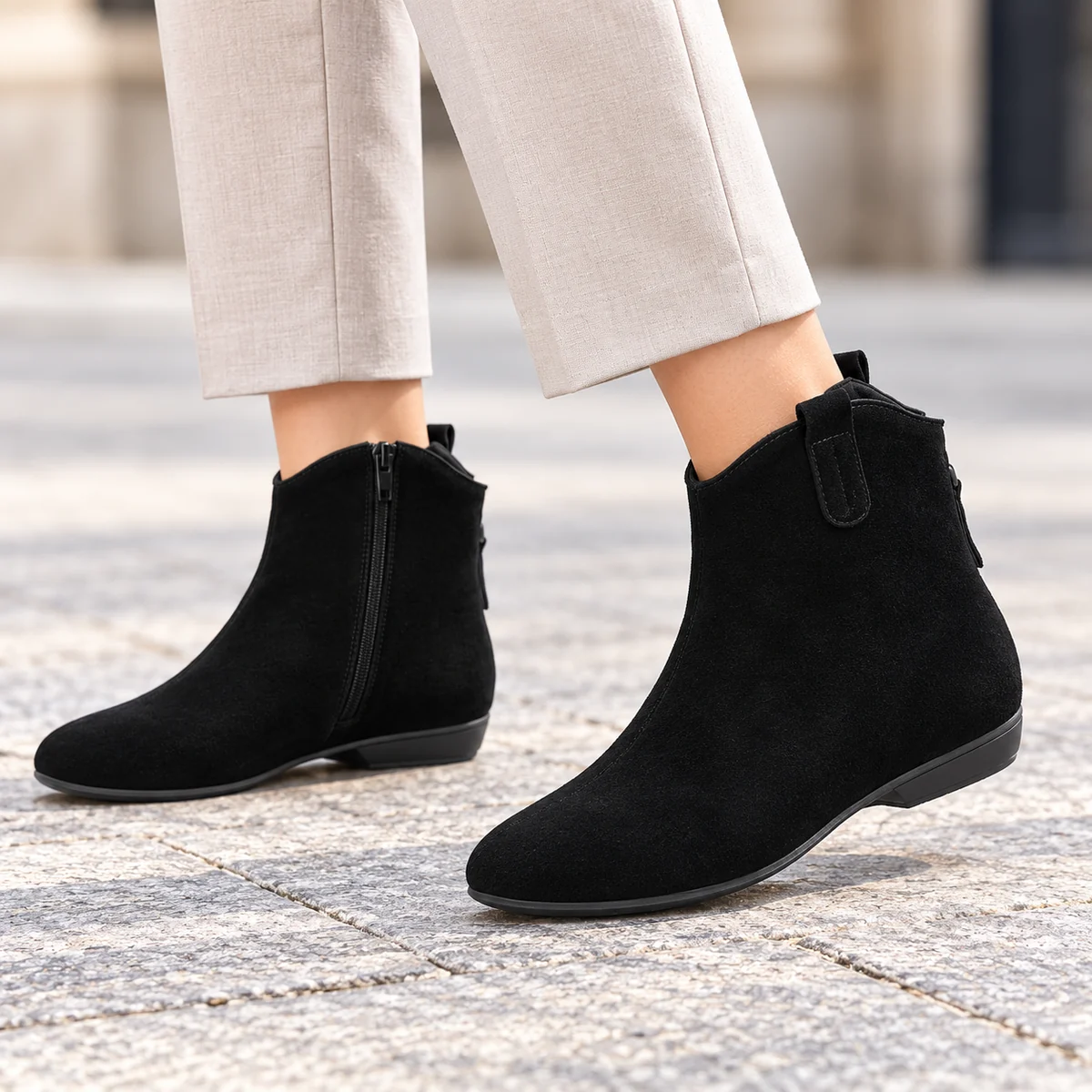Détail des bottines femme noires à zip et aspect velouté pour l'hiver