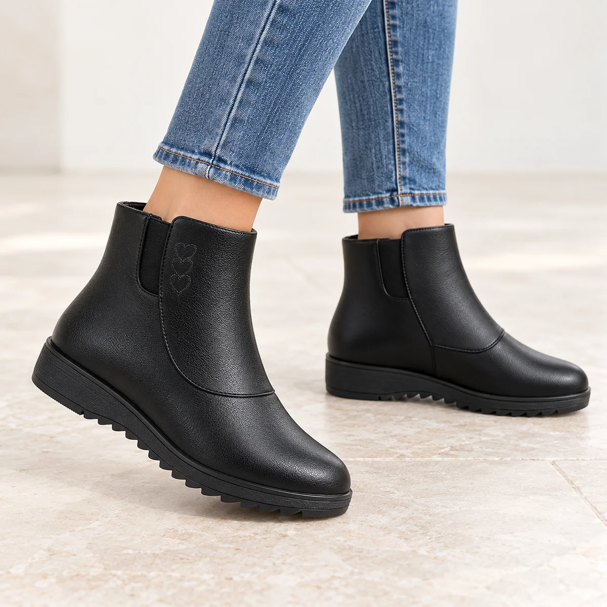 bottines femme noires fourrees a zip et semelle basse crantee portees