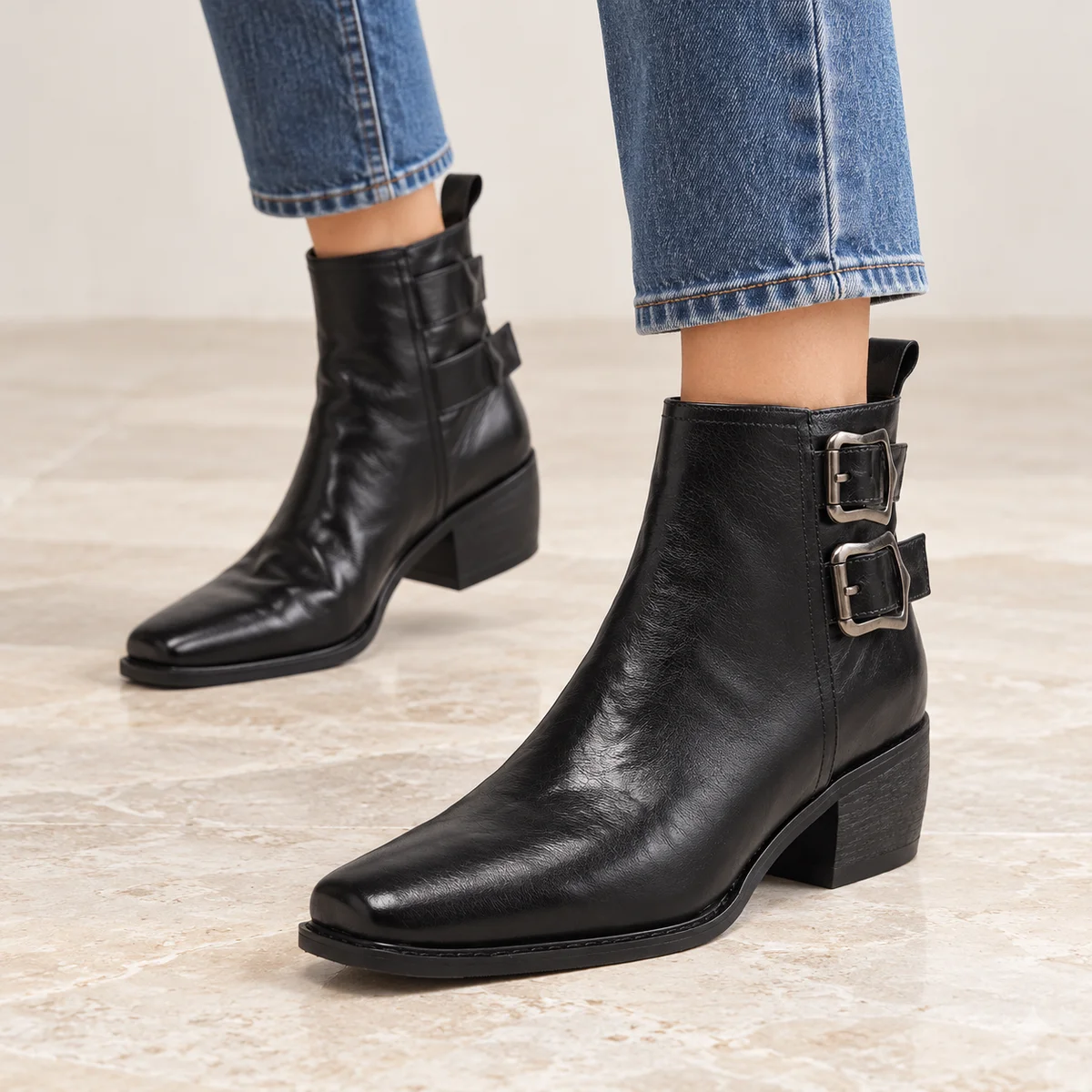 Chaussures femmes en cuir noir avec détails à boucles pour un style sophistiqué