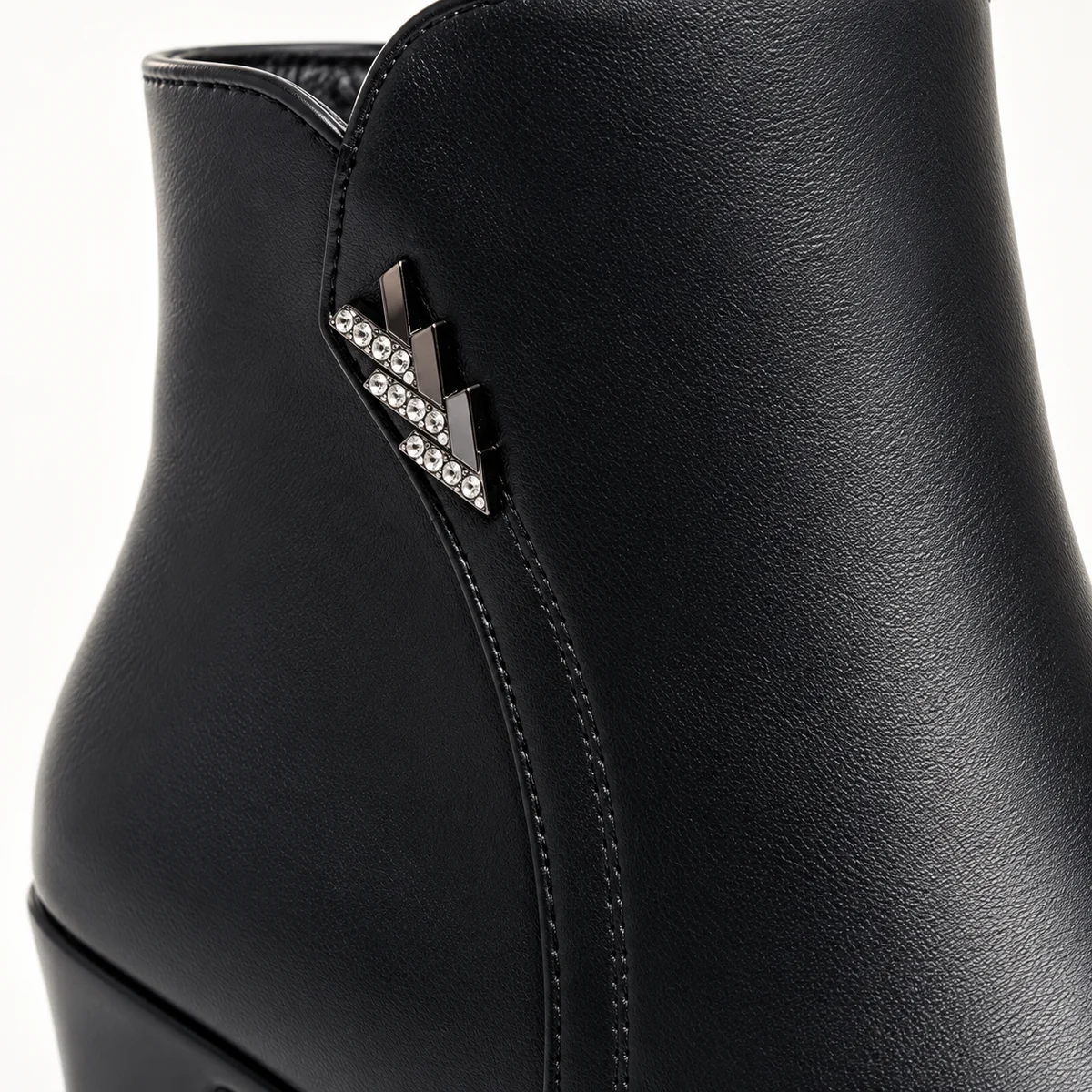 Accessoire mode femme avec bottines noires à talon et zip