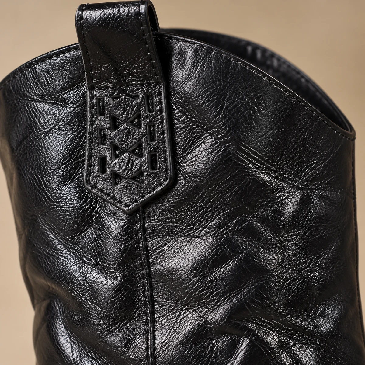 Chaussures femme mode avec bottines noires à bout métallique
