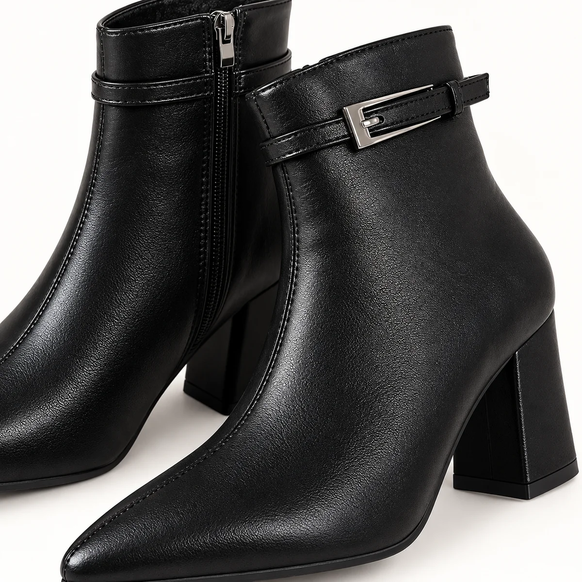 Gros plan sur les bottines femme noires à bride et talon biseauté