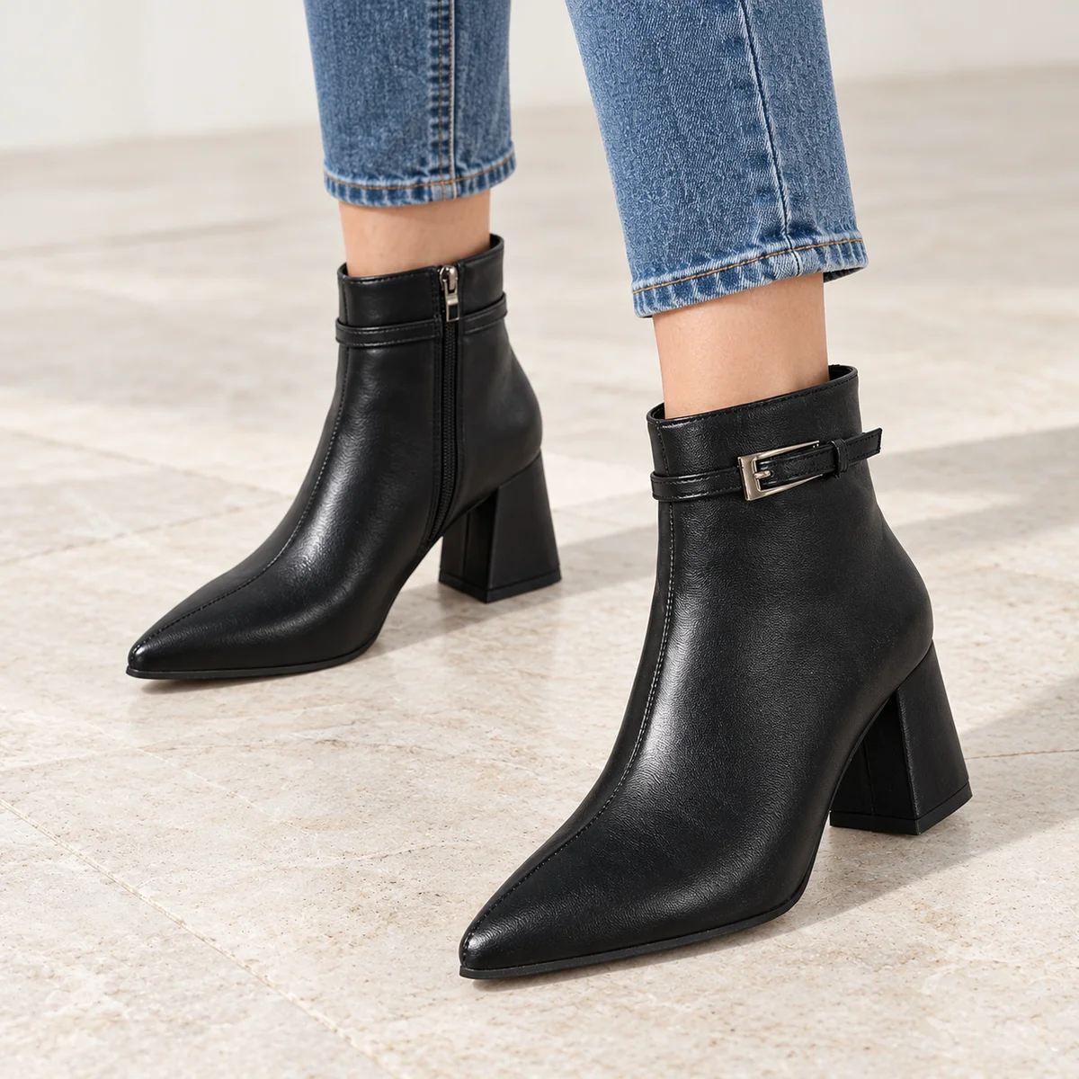 Chaussures femmes noires à talon biseauté et bride pour un look sophistiqué