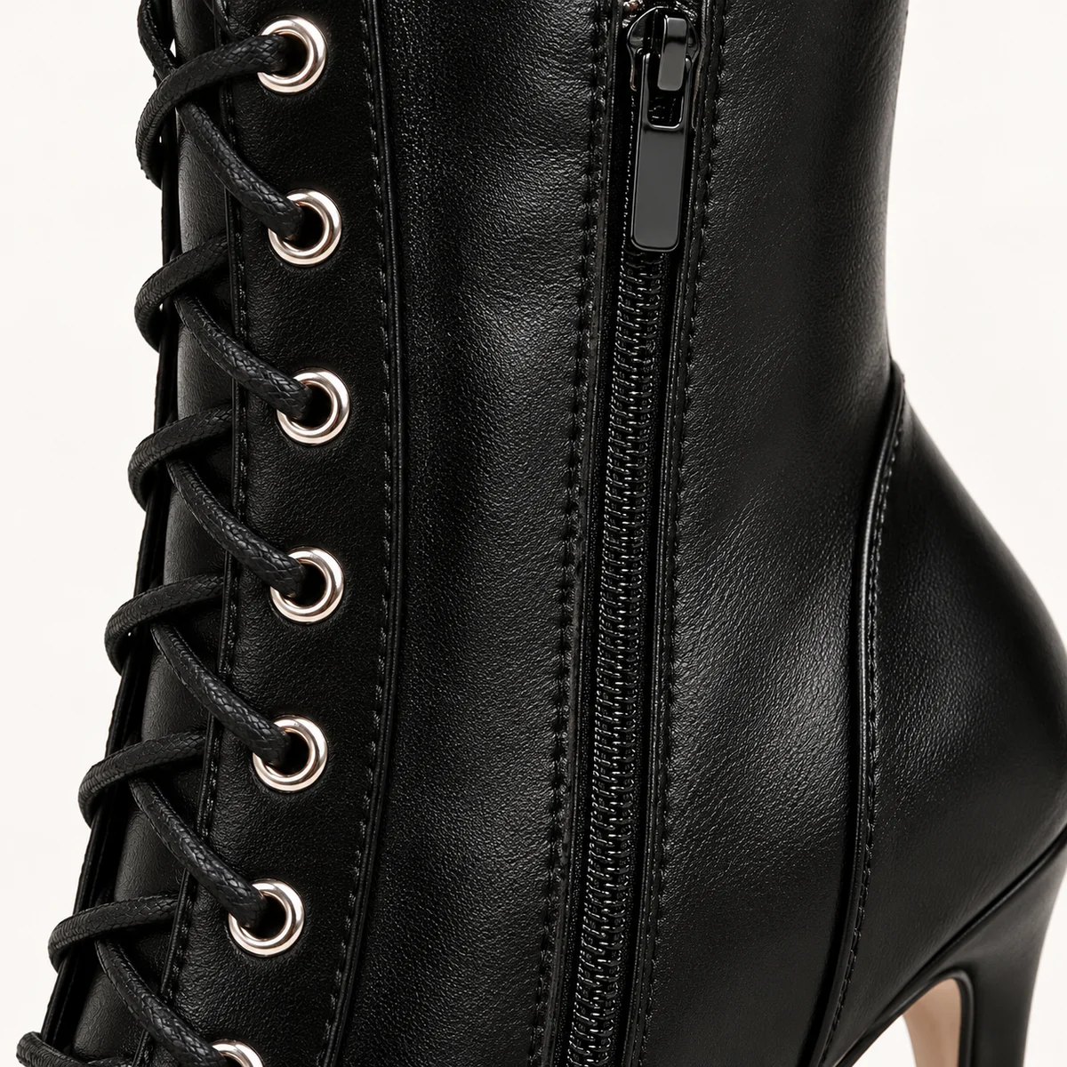 Profil des bottines noires pointues à lacets pour femme chic