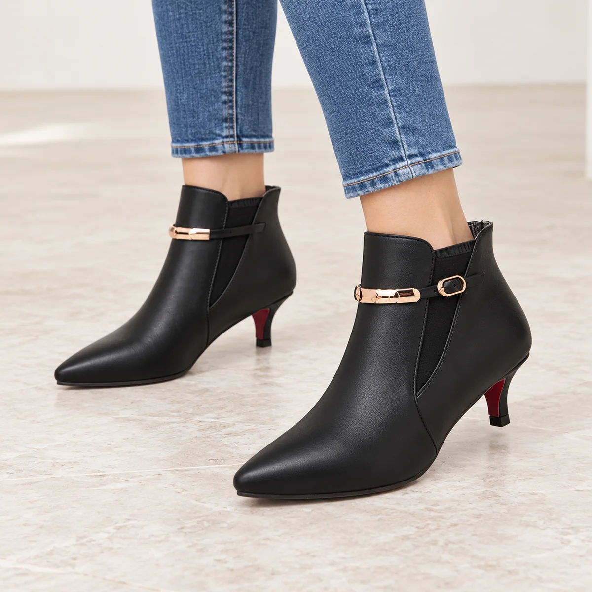Chaussures femme noires à bout pointu avec talon fin pour femme moderne