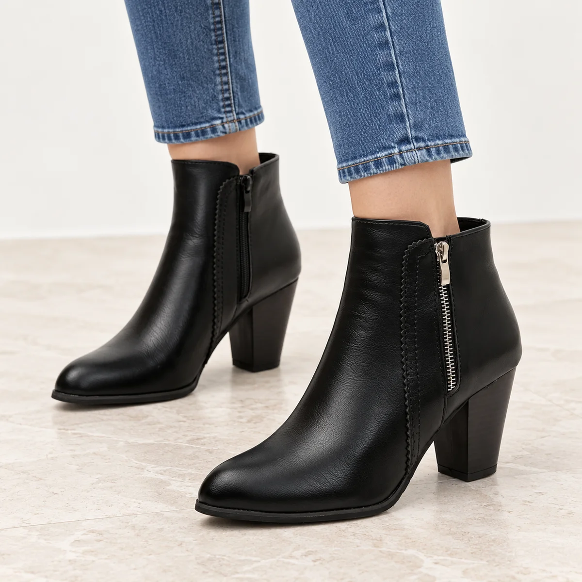 Chaussures femme élégantes en noires avec zip et talon carré