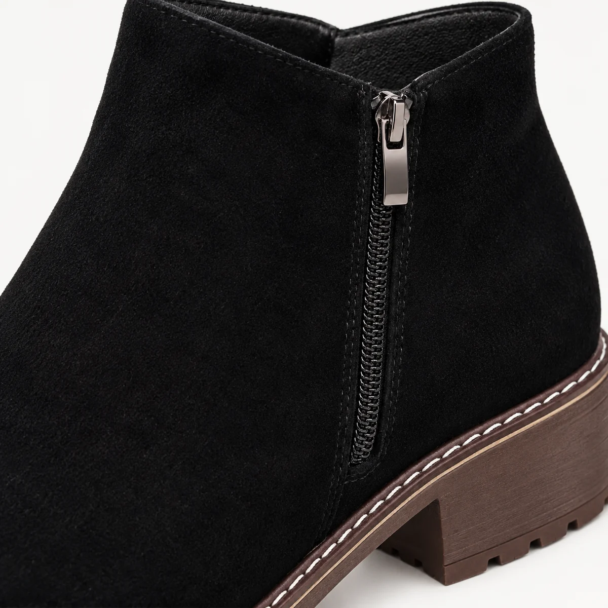 bottines femme noires veloutees a zip et semelle bordee de surpiqures details matieres fermetures