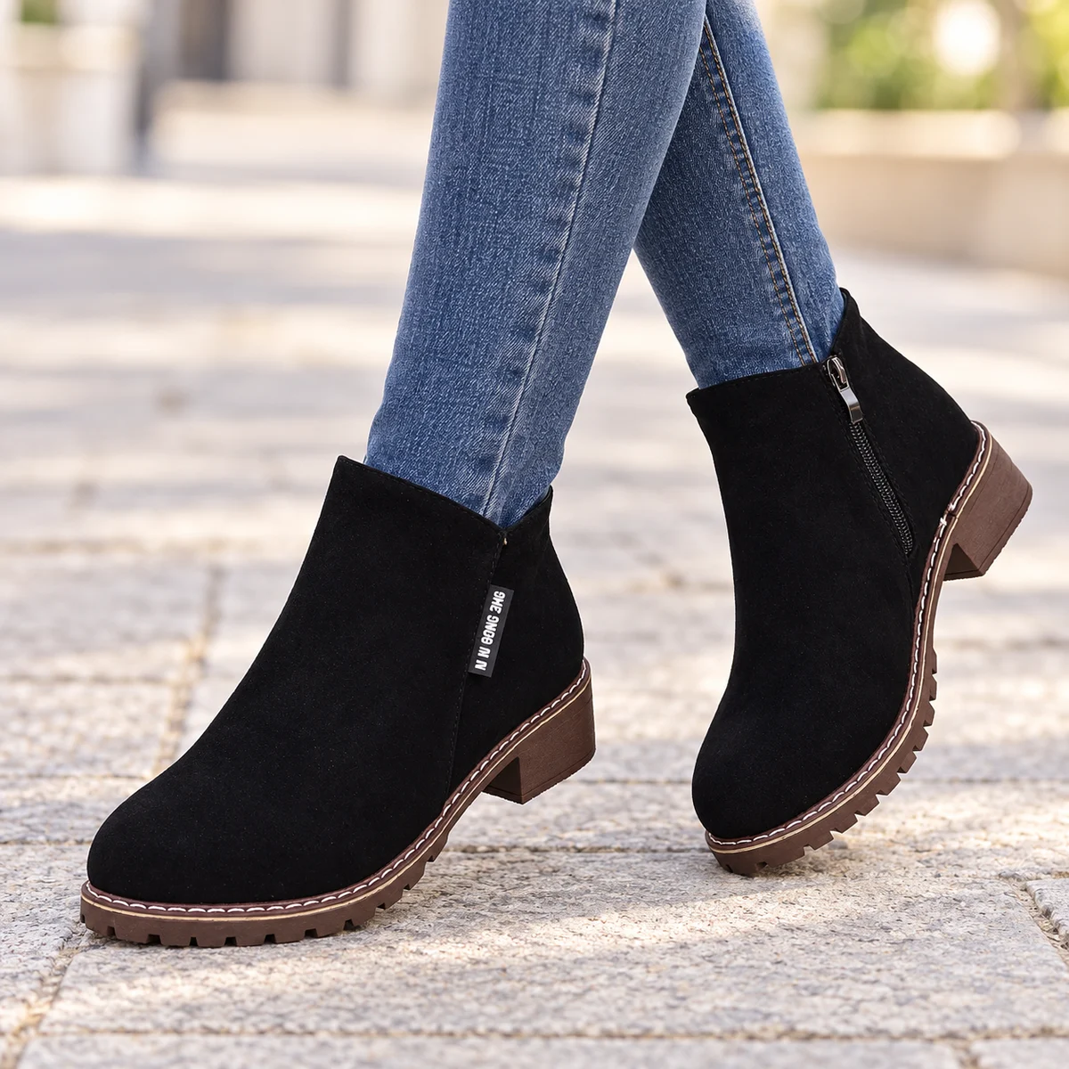 bottines femme noires veloutees a zip et semelle bordee de surpiqures produit porte