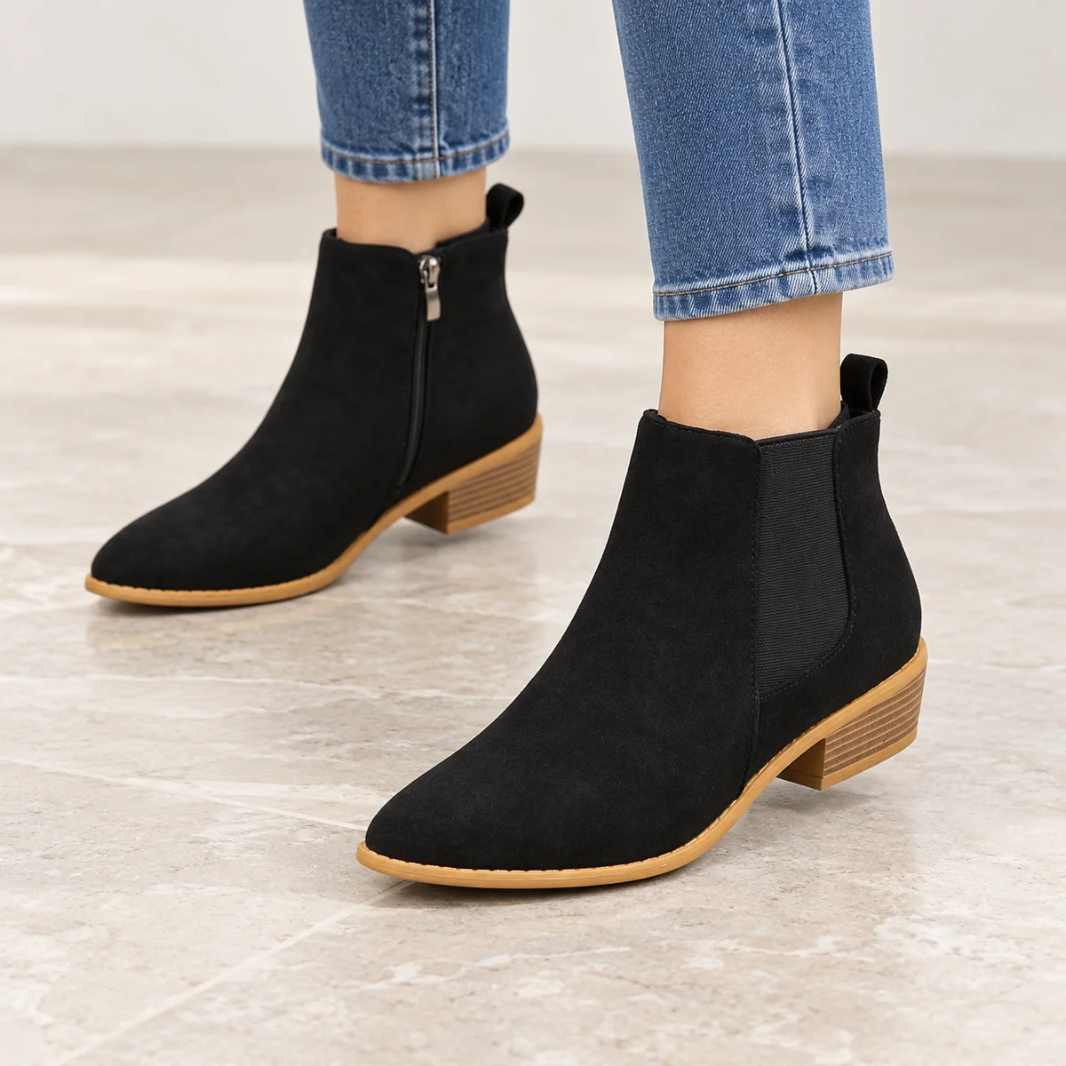 Chaussures femme bottines noires veloutées avec zip et semelle lumineuse modernes