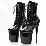 Bottines femme noires vernies à plateforme et talon aiguille en gros plan