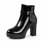 bottines femme noires vernies a plateforme et talon vue de trois quarts sur fond blanc 45073