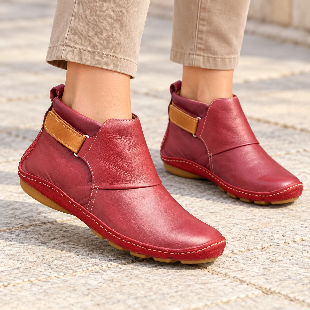 Chaussures femme rouges à enfiler avec accents camel