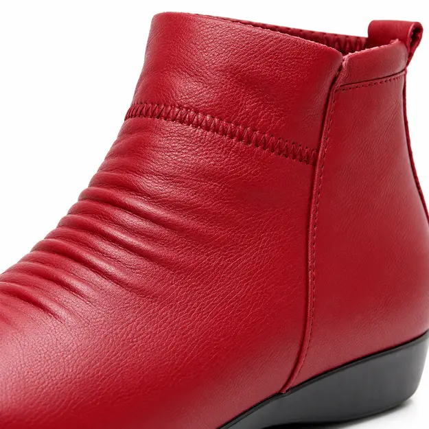 bottines femme rouges fourrees et compensees detail des plis et de la fermeture 45072