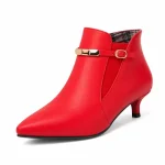 bottines femme rouges pointues a petit talon vue de trois quarts sur fond blanc 45060