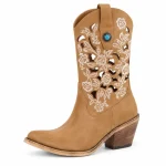 bottines femme santiag brodees a talon marron vue de trois quarts sur fond blanc 45092