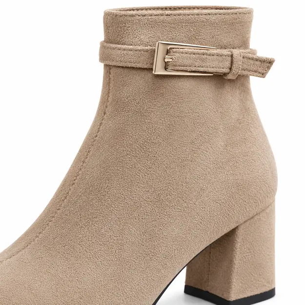 bottines femme taupe clair pointues a talon carre detail de la boucle rectangulaire et du talon 45062