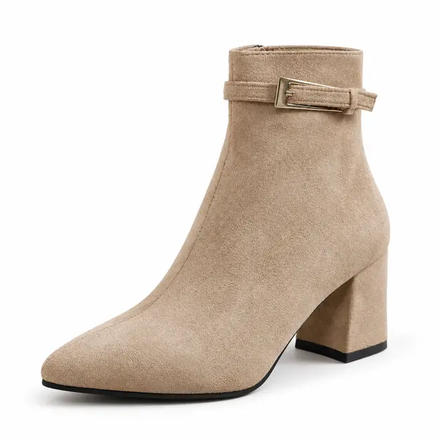 bottines femme taupe clair pointues a talon carre vue de trois quarts sur fond blanc 45062