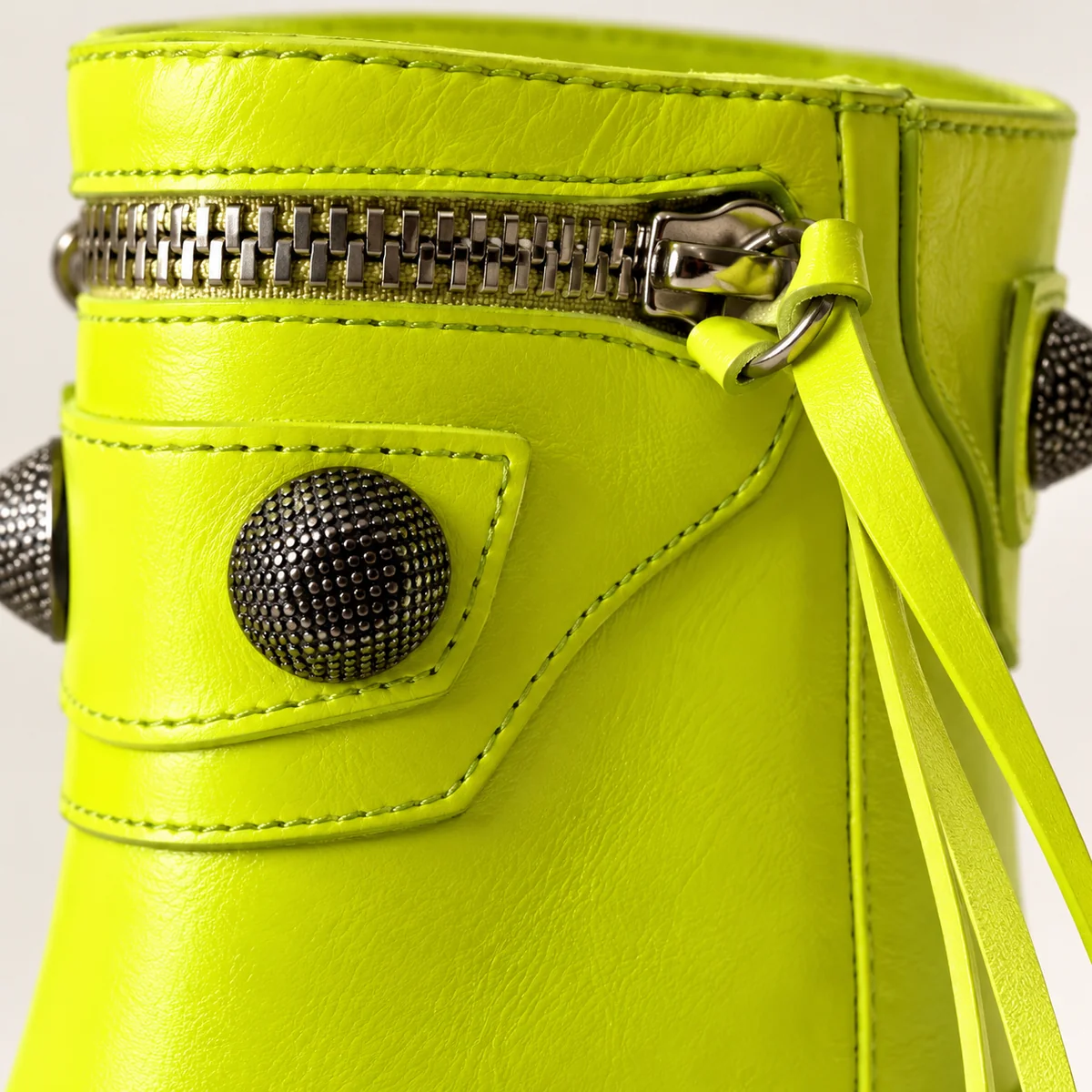 Zoom sur la texture des bottines femme vertes avec rivets et talon aigu