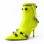 Bottines femme vertes à rivets et talon aiguille vue de face