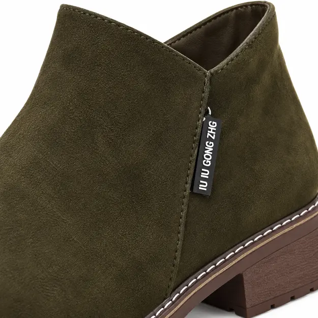 bottines femme vertes a zip et finition mate detail du zip lateral et de la couture de semelle 44740
