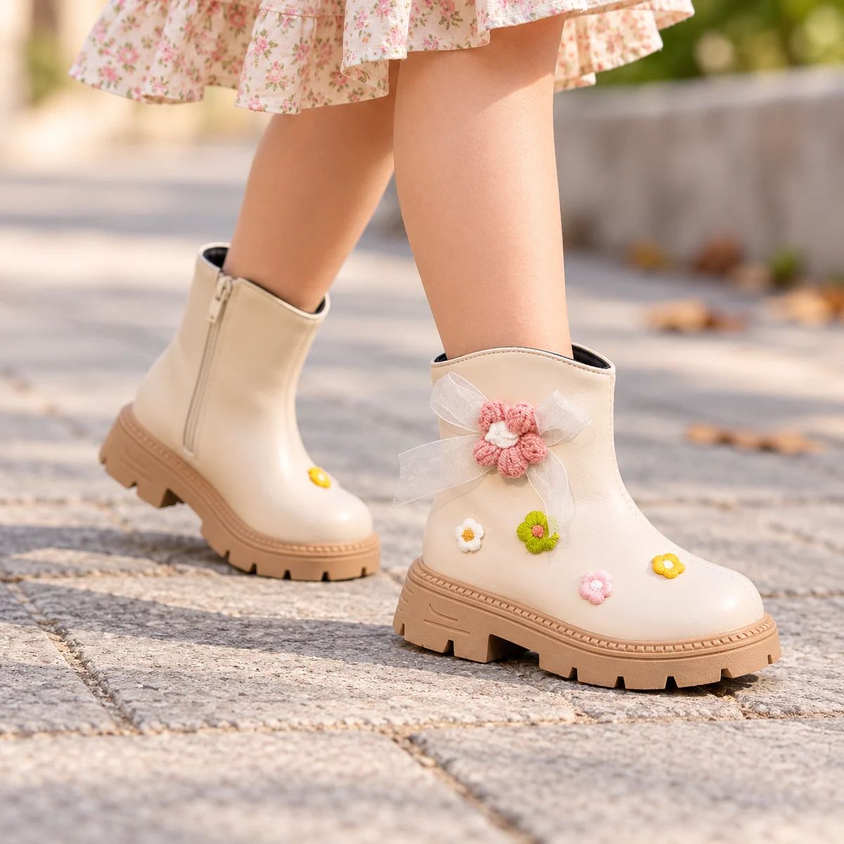Image de bottines beiges pour fille avec motifs floraux et semelle robuste