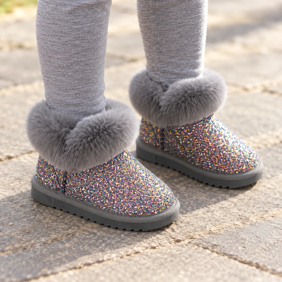 Chaussures fille élégantes avec paillettes multicolores sur bottines grises fourrées