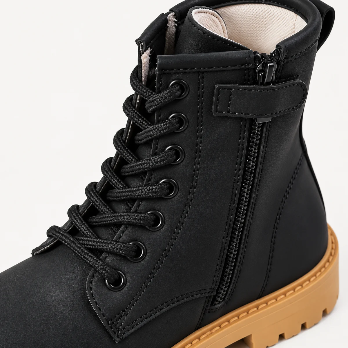 Chaussures fille noires à lacets avec semelle colorée