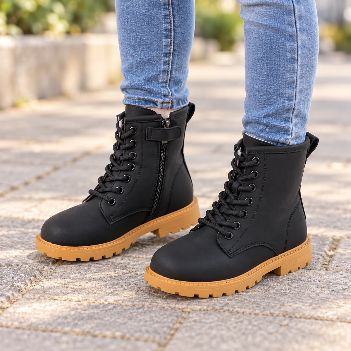 Chaussures pour fille noires à lacets et semelle beige