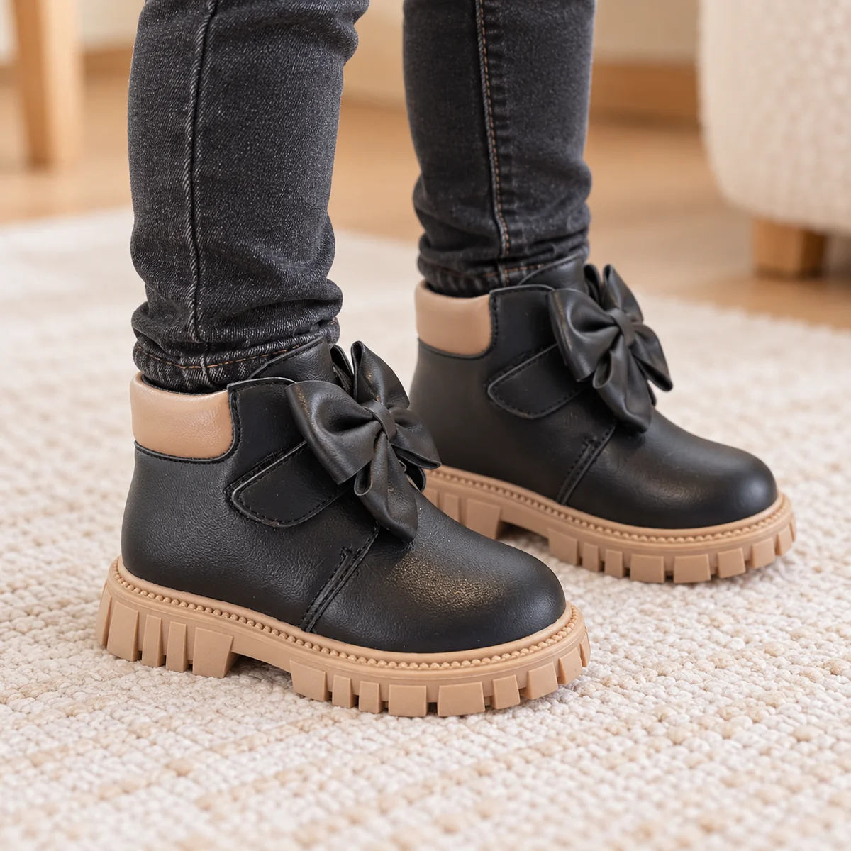 Jeune fille portant des bottines noires à nœud et semelle colorée