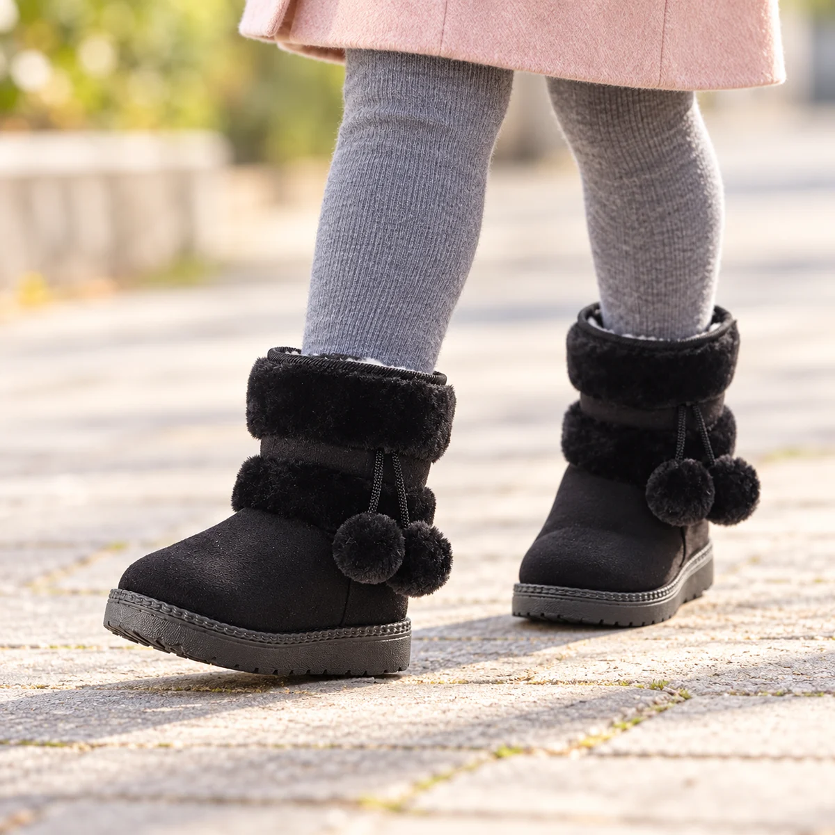 Chaussures pour fille noires avec pompons et revers chaudement fourrées