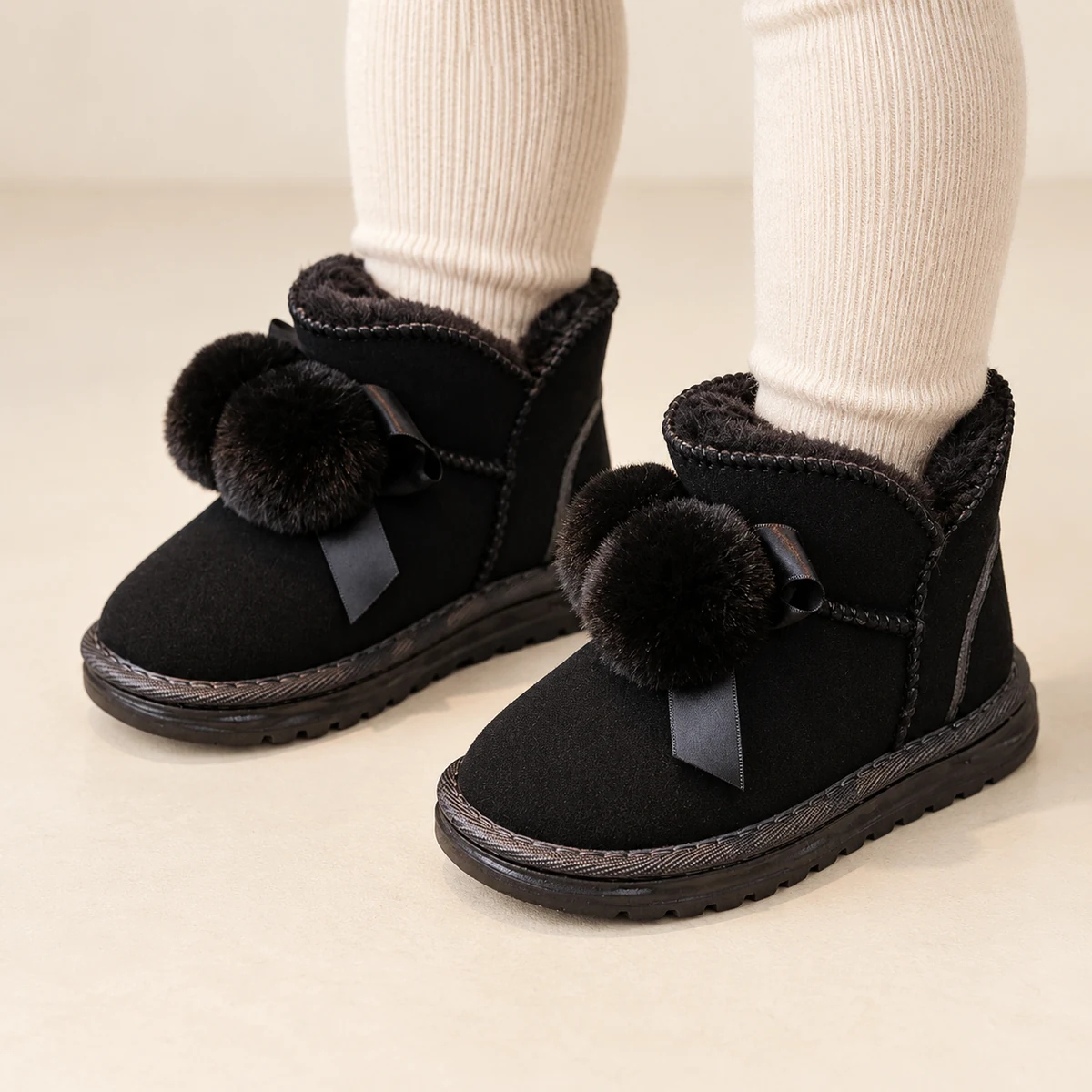 Chaussures pour fille noires fourrées à pompons douces