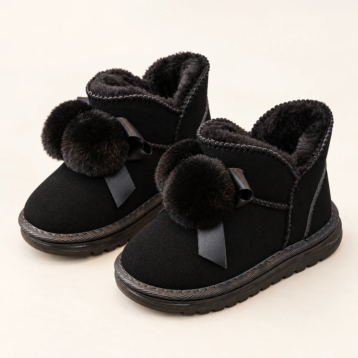 Bottines fille noires fourrées avec pompons élégantes