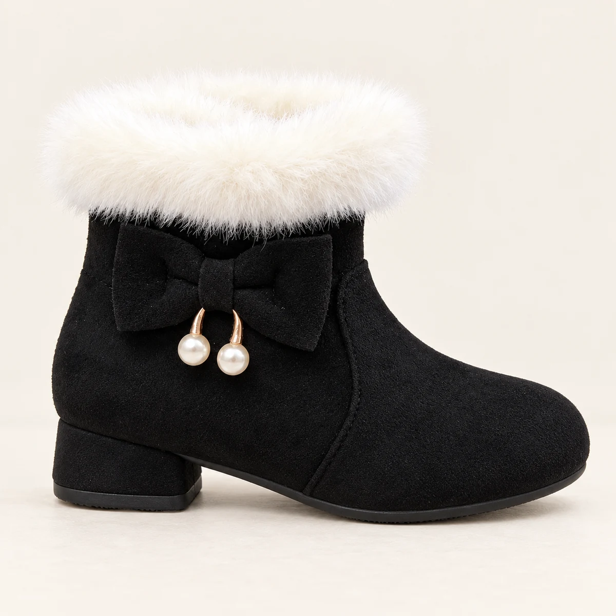 Close-up des bottines noires fourrées pour fille avec accents de perles