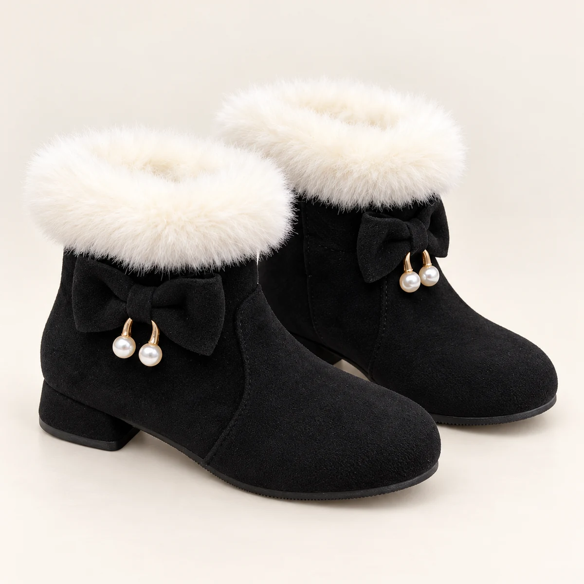 Bottines fille noires fourrées avec revers blanc et perles élégantes