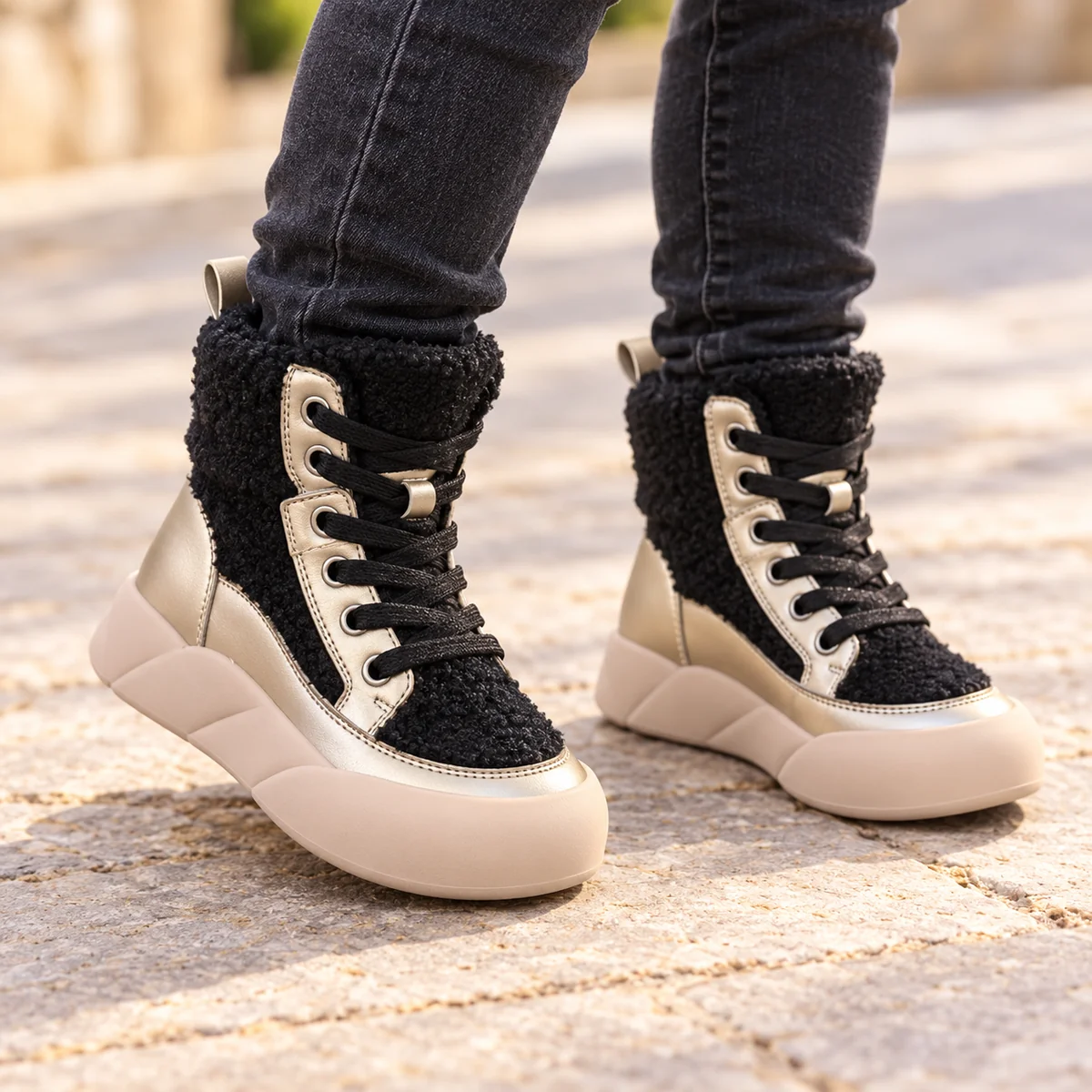 Bottines pour garçon avec double fermeture zip et lacets bicolores