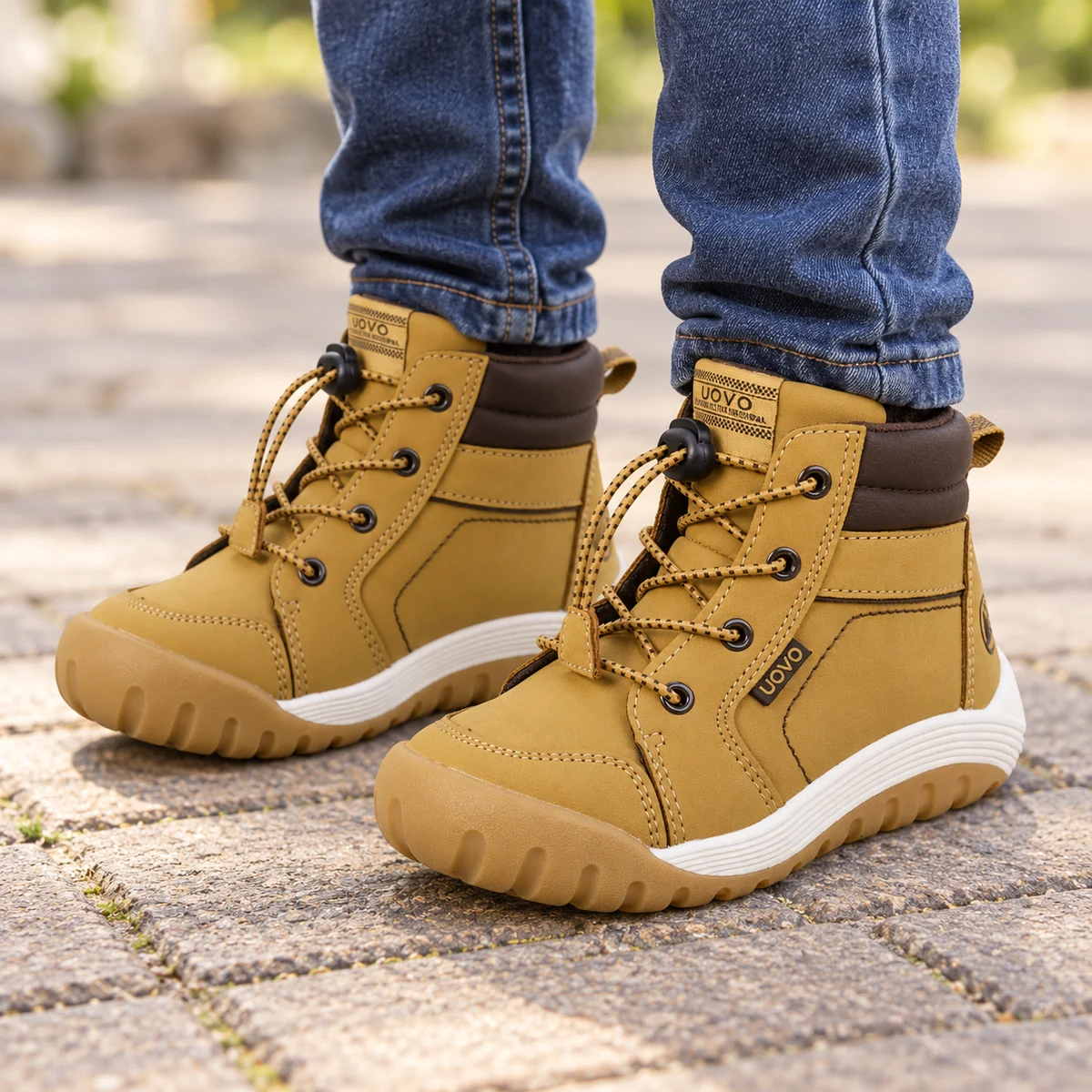 Jeune garçon portant des bottines camel à lacets pour activités en extérieur